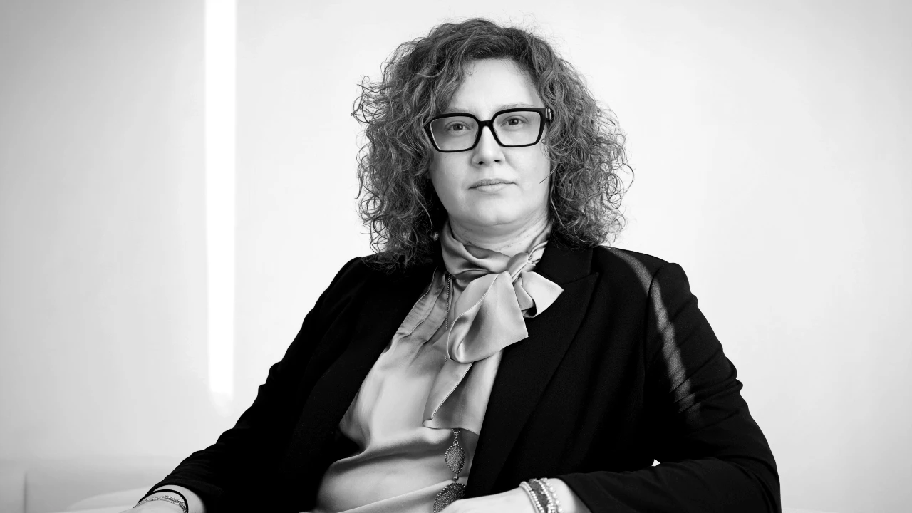 Foto in bianco e nero di Virginia Borla, amministratore delegato e direttore generale di Intesa Sanpaolo Assicurazioni, che spiega le strategie del gruppo su protezione e cultura del rischio