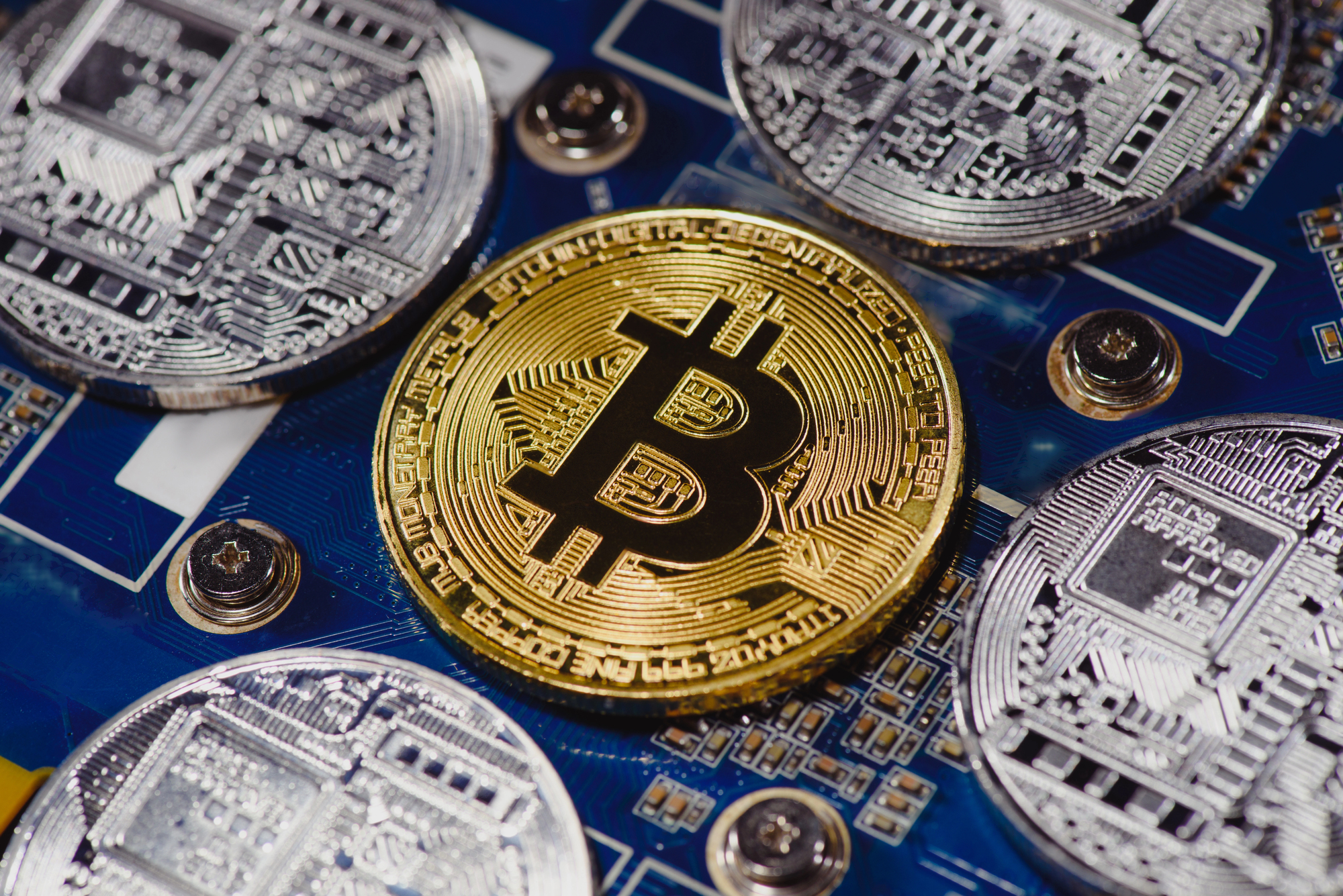 Immagine di un bitcoin e altre criptovalute.