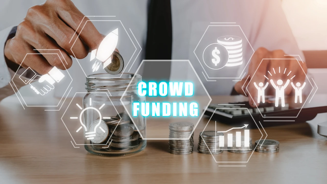 Una persona mette delle monete in un barattolo di vetro accanto a una pila di monete e a una calcolatrice, con icone digitali che simboleggiano idee, crescita e denaro. La parola "CROWDFUNDING" è evidenziata al centro, a dimostrazione del potere della raccolta fondi guidata dalla comunità.