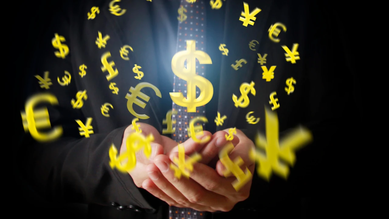 Una persona in giacca e cravatta allunga le mani, mentre nell'aria fluttuano vari simboli di valuta gialli luminosi, tra cui il dollaro, l'euro, lo yen e la sterlina, a dimostrazione della portata globale e della diversità degli investimenti in un Etf e fondi d’investimento.