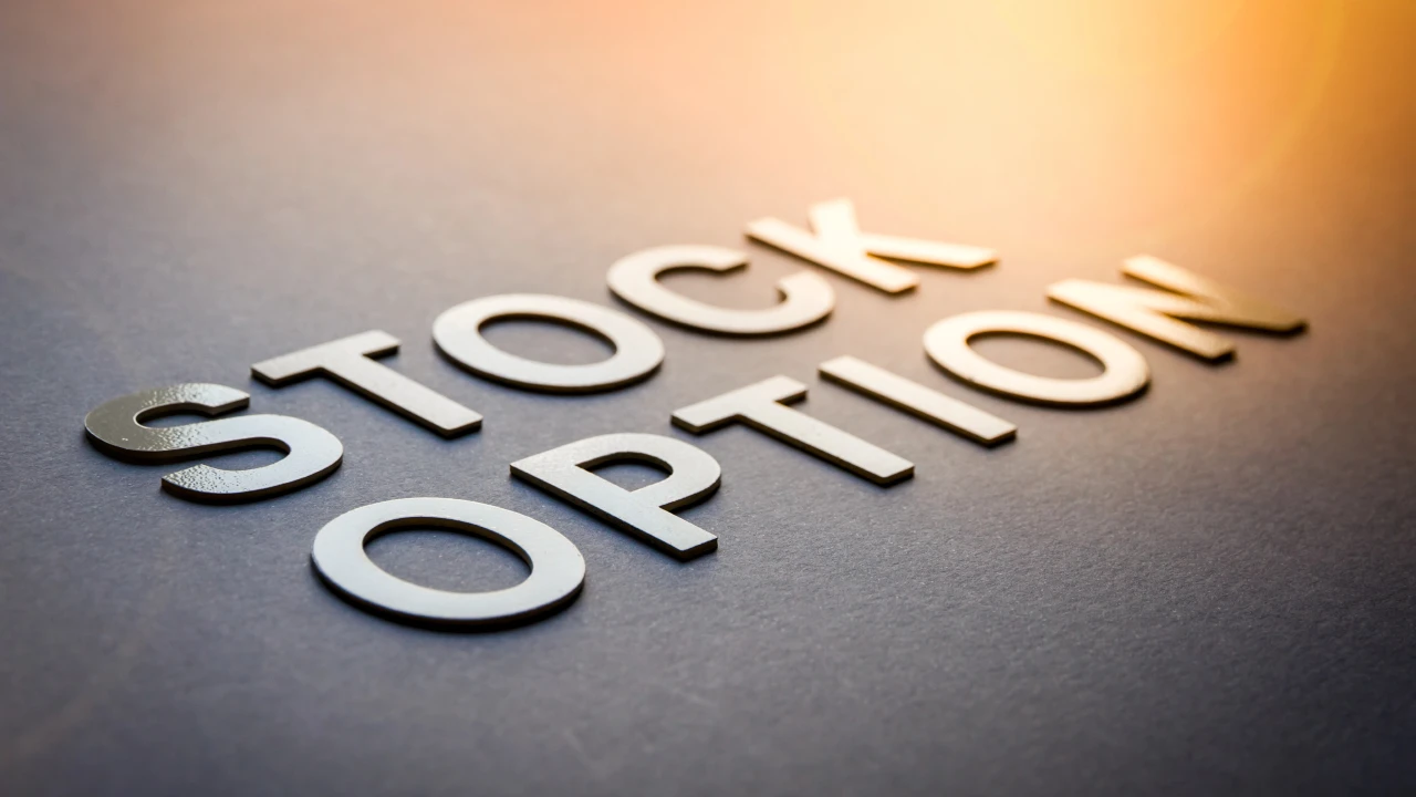 Le parole "STOCK OPTION" sono scritte in grandi lettere metalliche in rilievo e disposte in diagonale su una superficie scura.
