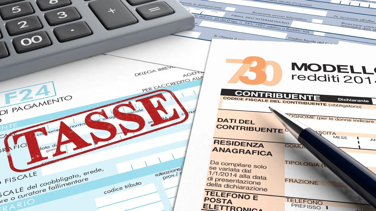 Primo piano di documenti fiscali italiani, tra cui un modulo etichettato "Modello 730" e un altro timbrato "TASSE" in riferimento al quadro F del modello 730 legato alla Cilas per le agevolazioni del Superbonus.