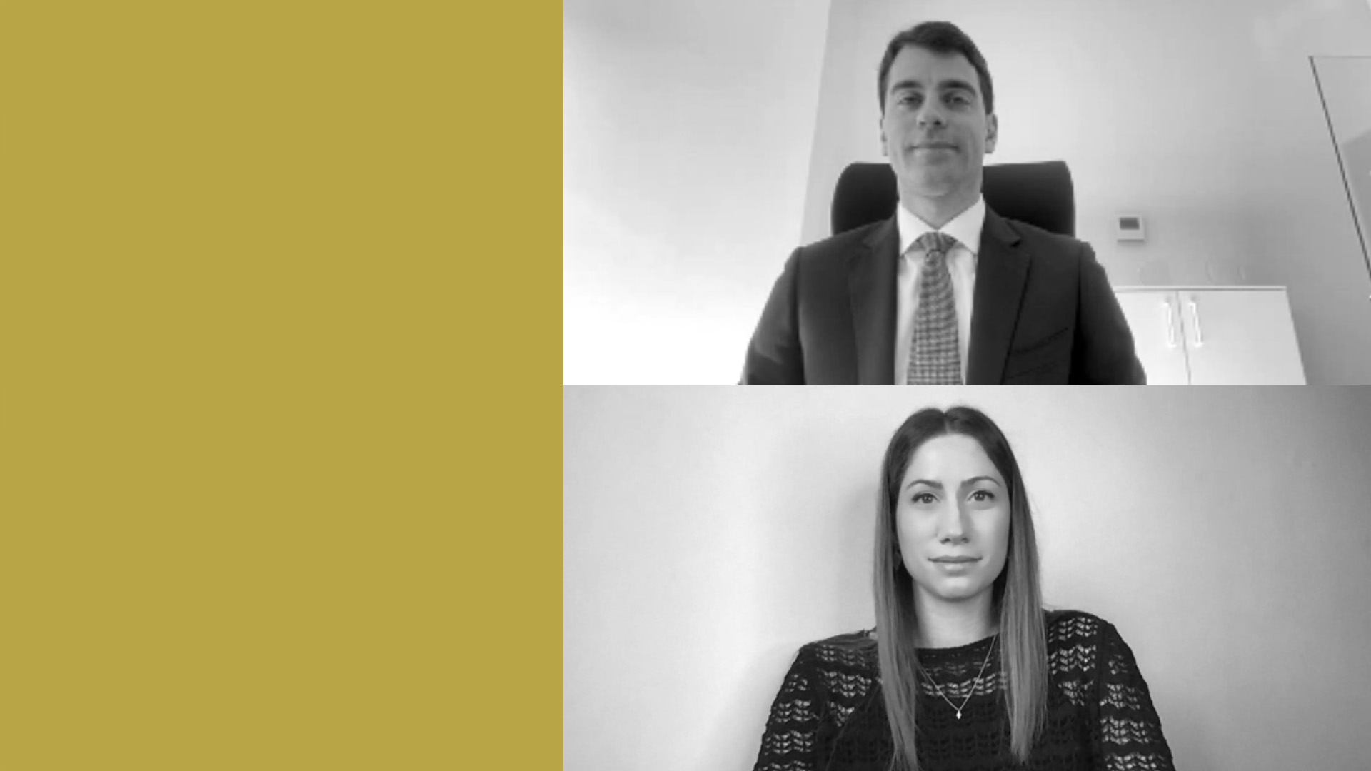 Si vedono due persone in una videochiamata a schermo diviso: un uomo in giacca e cravatta è seduto in un ufficio nella metà superiore, e una donna con i capelli lunghi e un top scuro è seduta davanti a una parete semplice nella metà inferiore. Il lato sinistro è in oro massiccio.