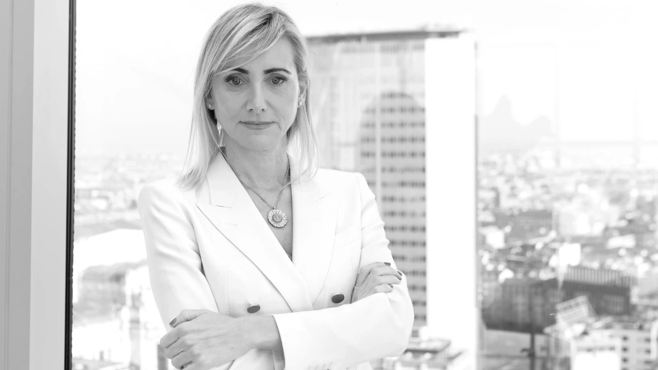 Foto in bianco e nero di Cristiana Fiorini, dg di Intesa Sanpaolo Private Banking (Isbp).