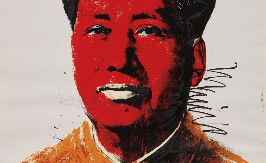 Ritratto stilizzato di un uomo con il viso rosso, i capelli scuri e la bocca parzialmente aperta, che indossa un abito chiaro su uno sfondo semplice, realizzato in uno stile grafico audace con accenti di scarabocchi neri.