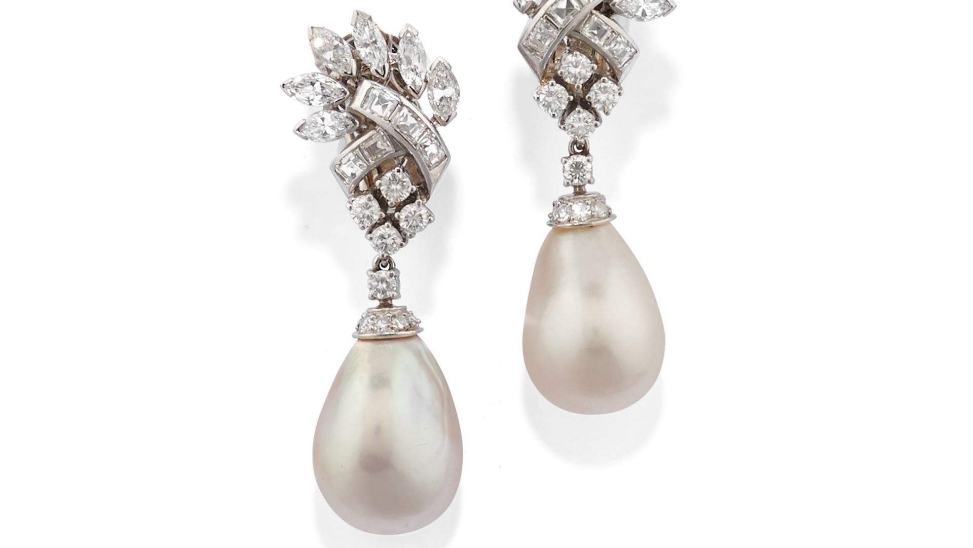 Un paio di eleganti orecchini pendenti con perle naturali a forma di lacrima pendenti da motivi a forma di foglie tempestati di diamanti, incastonati in metallo bianco.