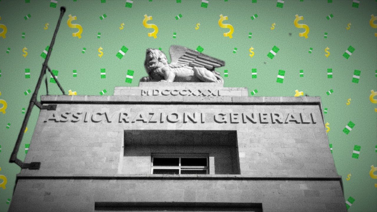 Un edificio in pietra grigia con la scritta “ASSICURAZIONI GENERALI” e una statua di leone alato sul tetto, su uno sfondo verde con simboli del dollaro e icone di denaro fluttuanti.