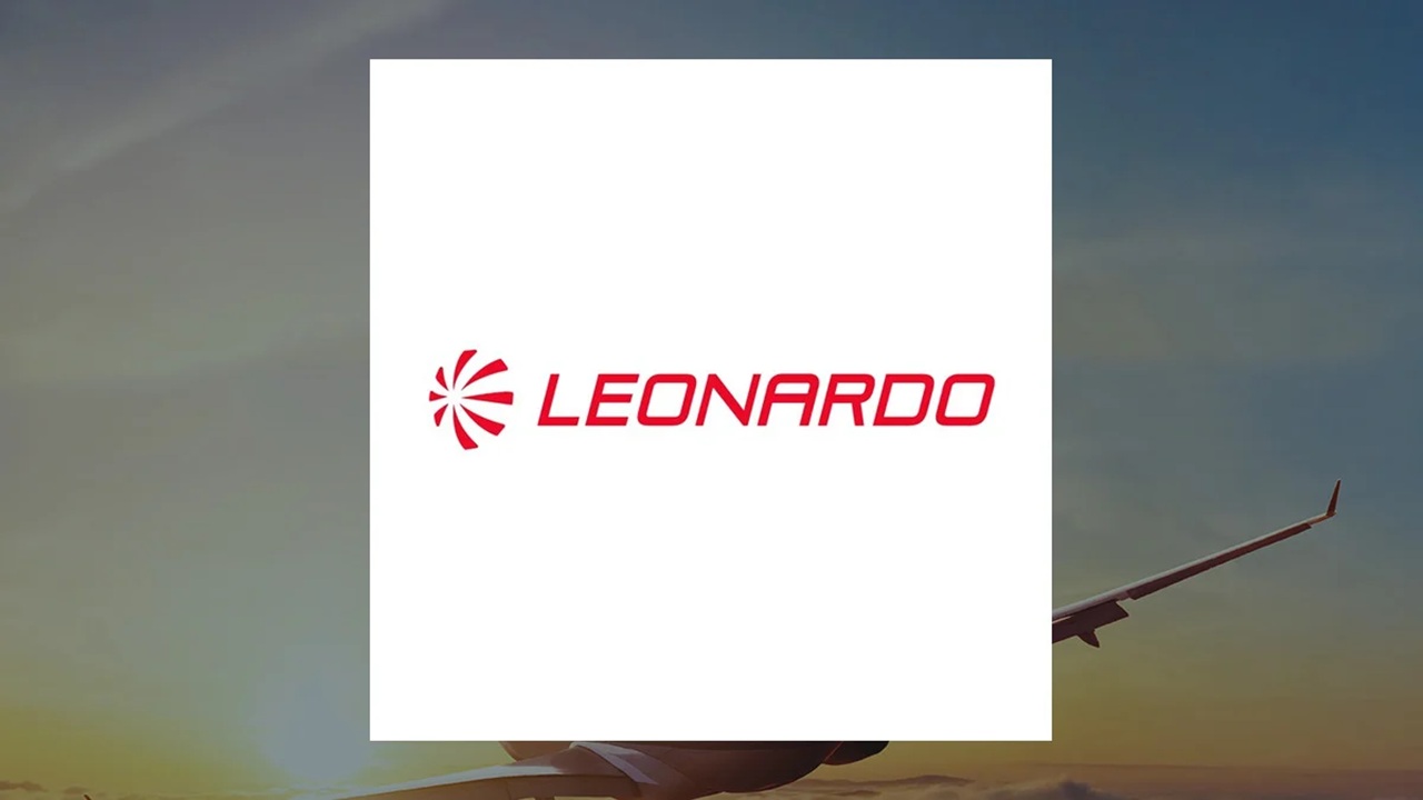 Logo "LEONARDO" rosso con il simbolo di un ventaglio stilizzato su sfondo quadrato bianco. Dietro il quadrato, la silhouette di un'ala d'aereo in un cielo al tramonto.
