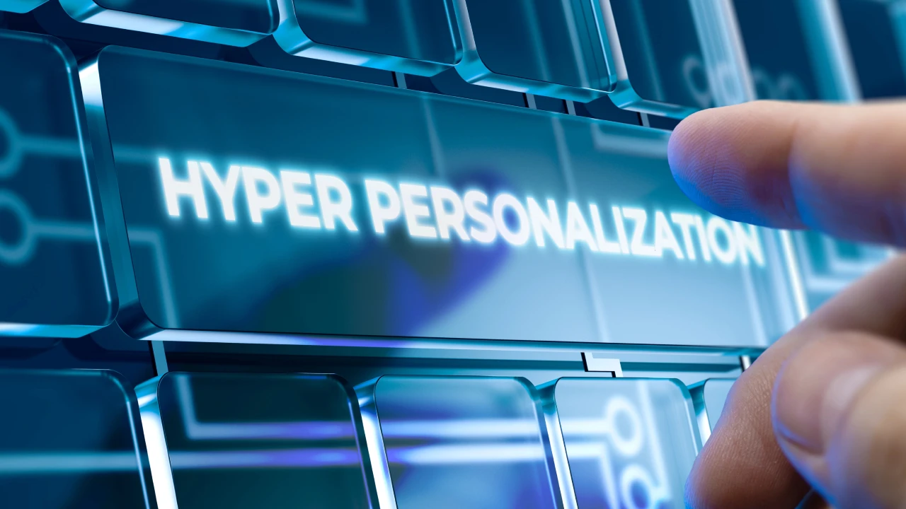 Immagine di un dito che tocca uno schermo touchscreen digitale su cui sono stampate le parole "IPER PERSONALIZZAZIONE"