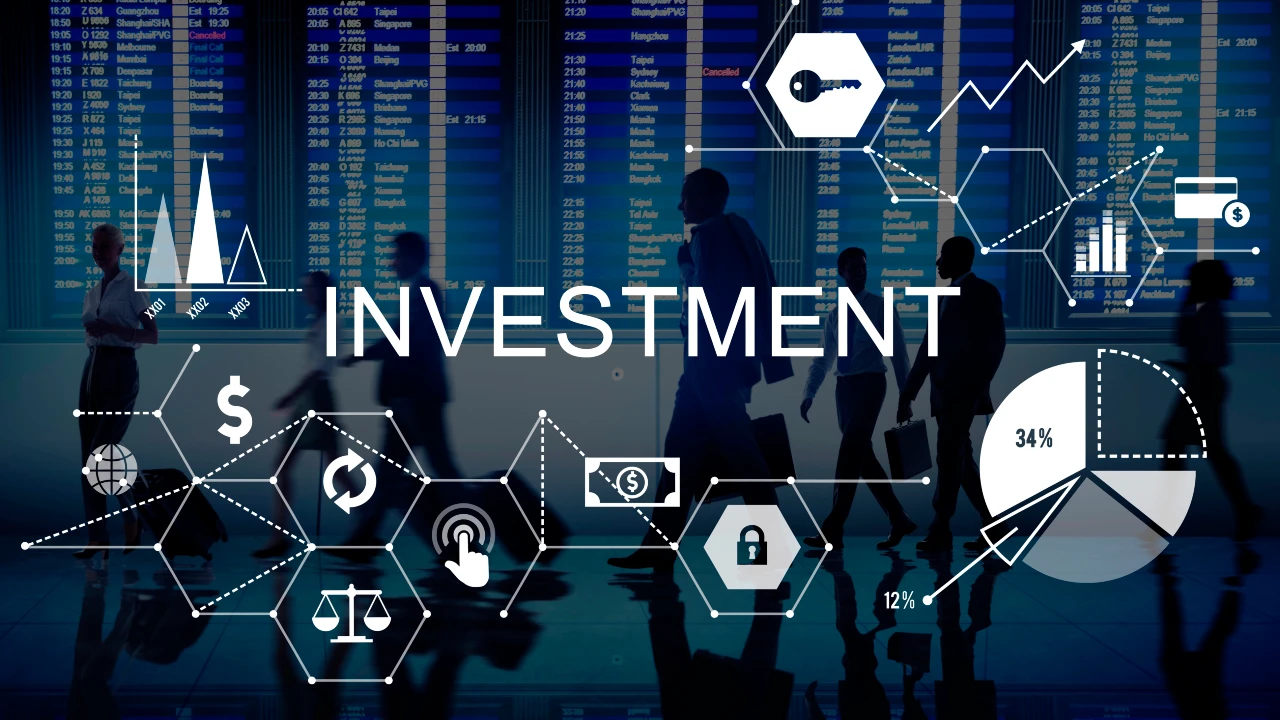 Uomini d'affari camminano di fronte a un tabellone digitale del mercato azionario, a cui si sovrappongono la scritta "investimenti" e varie icone finanziarie e tecnologiche che alludono a vari strumenti, tipo gli eltif 2.0, da inserire in portafoglio