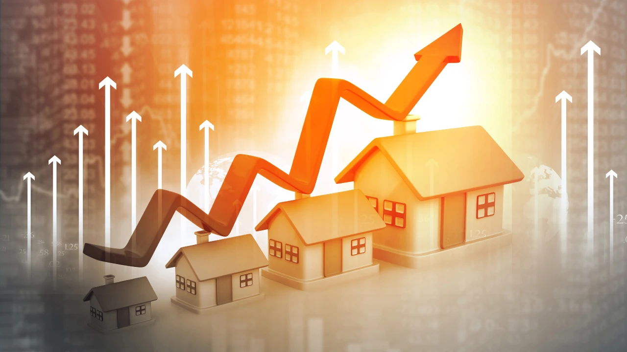 Quattro case modello di dimensioni crescenti con una freccia arancione verso che sale verso l'alto a simboleggiare la crescita dei prezzi e delle compravendite del mercato immobiliare.