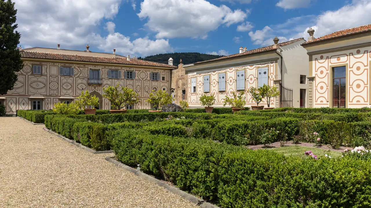 Nella foto di apertura: Villa Capponi in vendita a Firenze. Photo Credits: Knight Frank. Esempio di immobiliare di lusso in Italia.