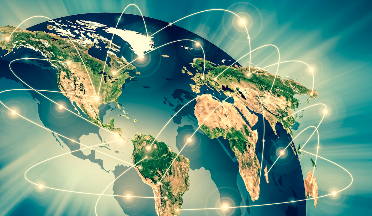 Un'immagine stilizzata della Terra che mostra i continenti con linee di connessione e punti luminosi che attraversano il globo, a simboleggiare la comunicazione e la rete globale.