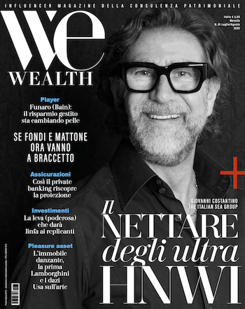 Copertina della rivista We Wealth con un uomo sorridente con occhiali e barba in camicia scura. Le testate italiane parlano di finanza e presentano il profilo di Giovanni Costantino di The Italian Sea Group.