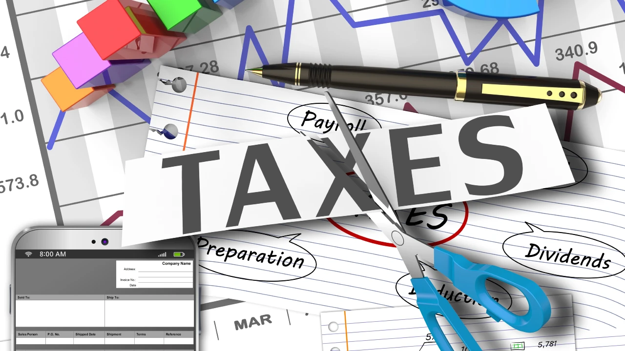 Immagine di un paio di forbici che taglia un foglio con la parola "Taxes", in riferimento all’articolo “Participation exemption (Pex): cos’è e come funziona l’esenzione su plusvalenze”