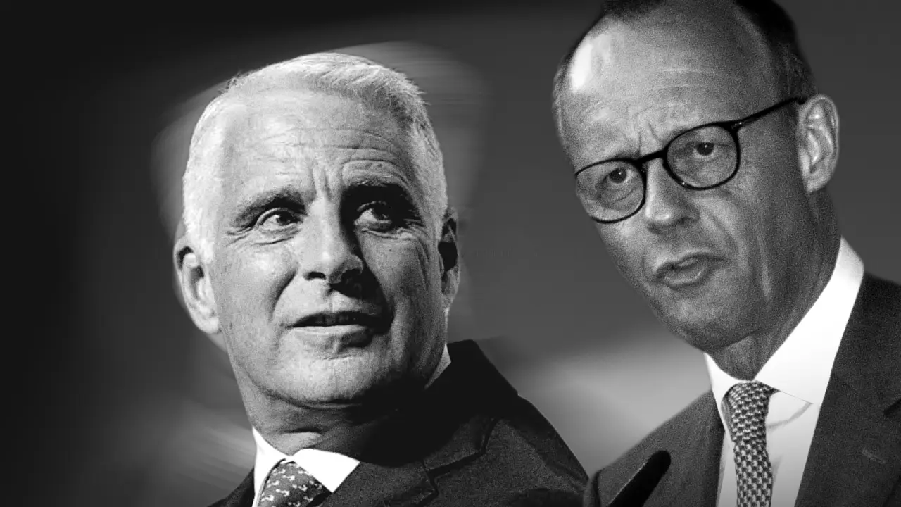 Due uomini in giacca e cravatta, uno con i capelli bianchi che guarda a sinistra e l'altro con gli occhiali che parla al microfono, sono ritratti in un'immagine di sfondo in bianco e nero e sfocata.