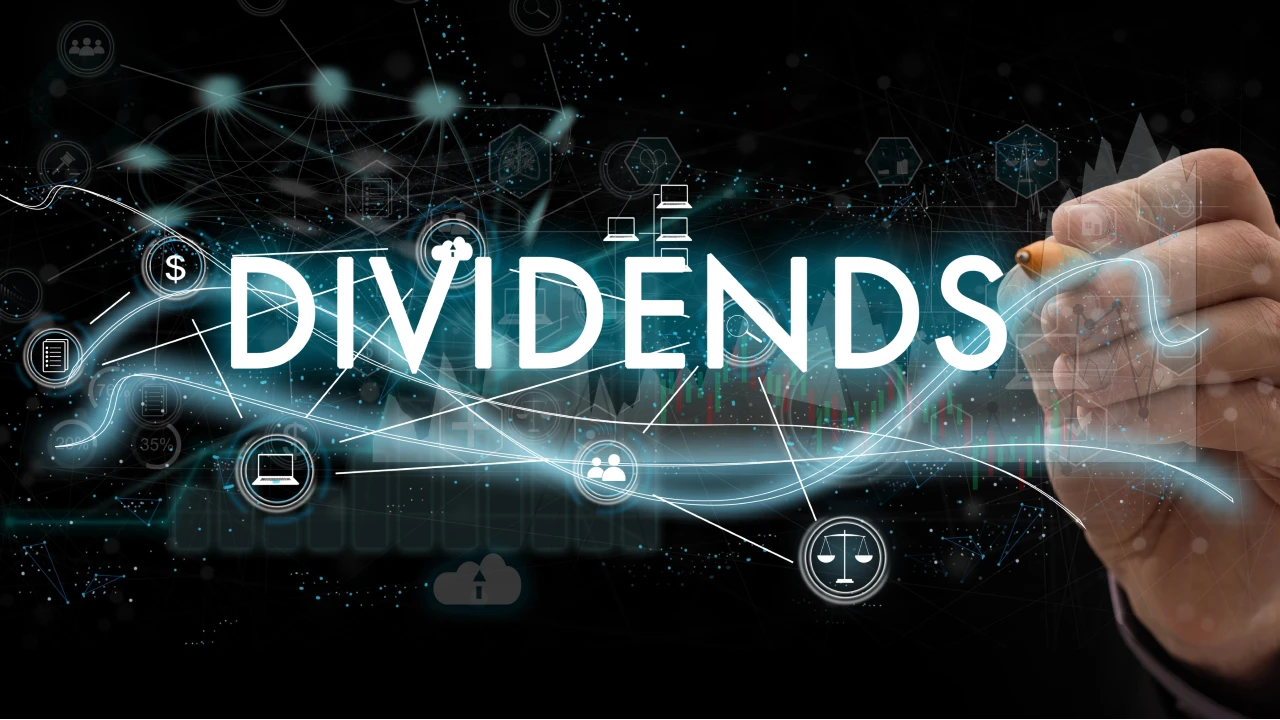 La parola "DIVIDENDS" brilla a grandi lettere bianche su uno sfondo scuro con icone finanziarie, grafici digitali e una mano che tiene un pennarello, a simboleggiare la crescita finanziaria e gli investimenti internazionali con dividendi esteri.