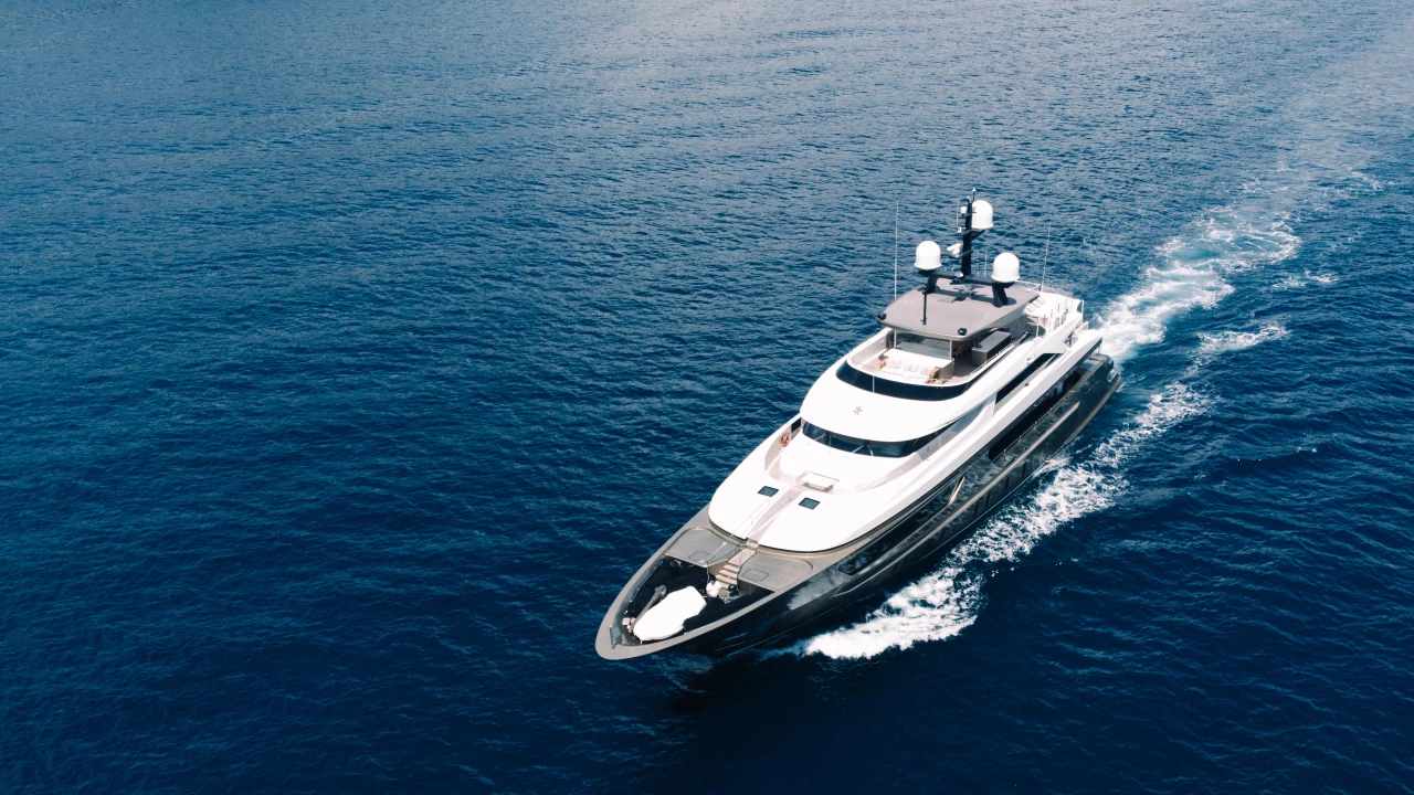 Immagine di un grande yacht di lusso che lascia dietro di sé una scia bianca usata per parlare di yacht senza Iva: le novità 2025 dall’Agenzia delle Entrate