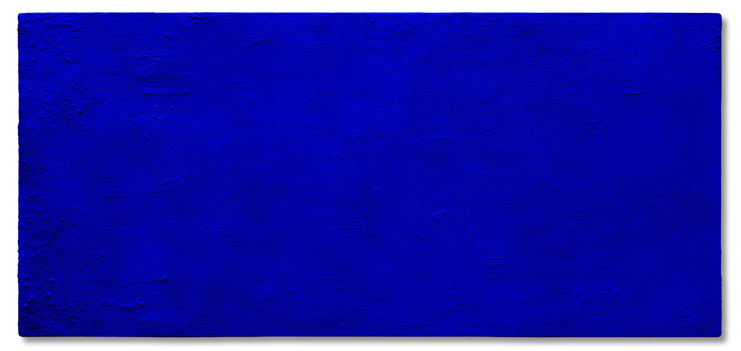 Una tela rettangolare completamente dipinta con un colore blu intenso e vibrante e una superficie leggermente ruvida e strutturata.