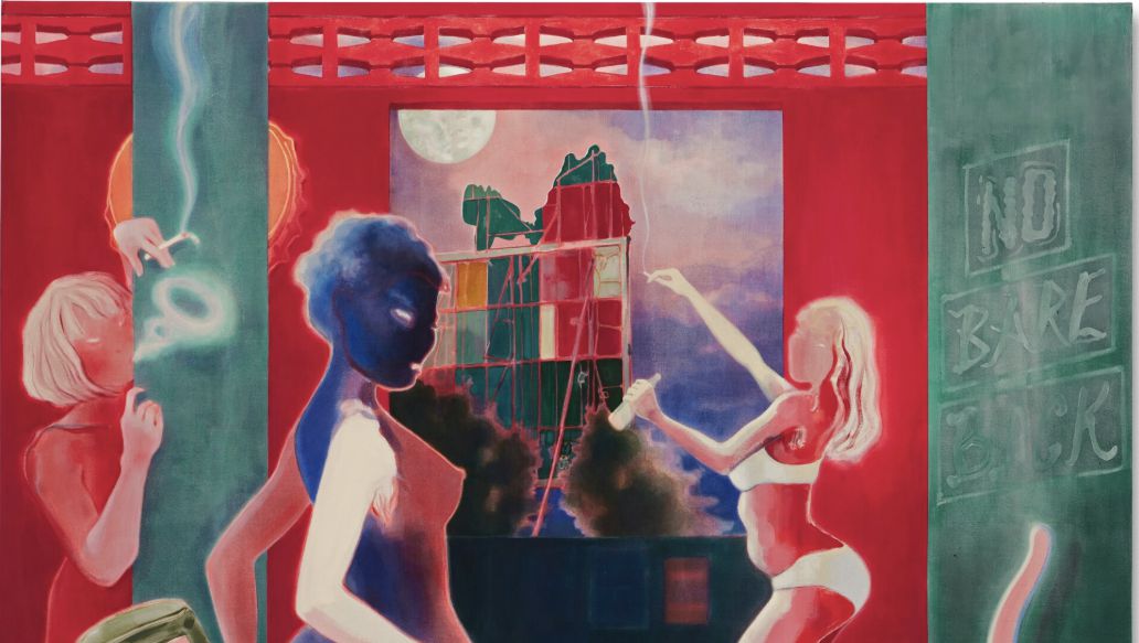 Un dipinto vivace mostra tre donne, una di carnagione scura e due di carnagione chiara, in lingerie e con in mano dei drink, in posa vicino a un pilastro con graffiti e a una grande finestra che rivela una struttura astratta illuminata dalla luna all'esterno. Dominano i toni del rosso e del rosa.