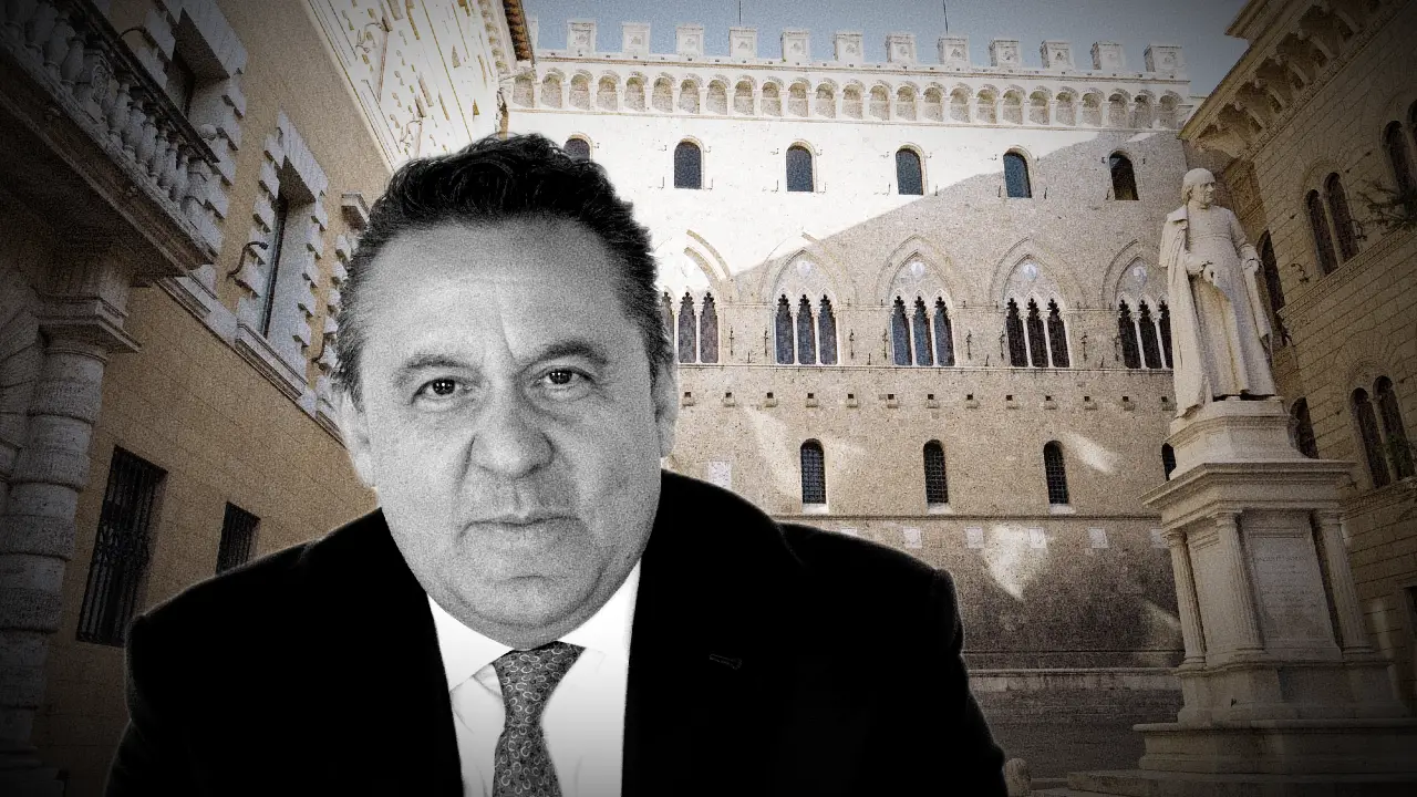 Un uomo in giacca e cravatta è in primo piano con un'espressione seria. Dietro di lui, un edificio storico con finestre ad arco e una statua in un cortile aperto. L'immagine ha un leggero tono seppia.