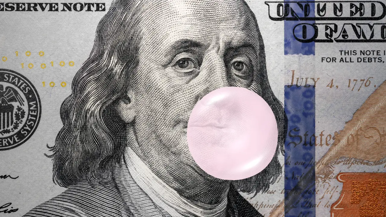 Illustrazione di una banconota da 100 dollari USA con Benjamin Franklin, con una bolla di gomma rosa che gli copre la bocca.