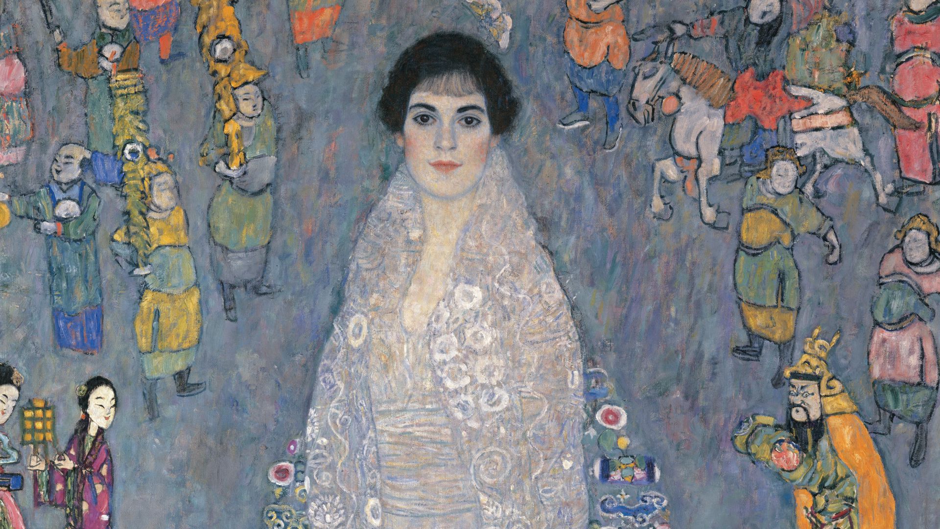 Una donna con un abito bianco a fantasia si trova al centro, circondata da figure e animali astratti colorati su uno sfondo blu, ispirato allo stile artistico di Gustav Klimt.