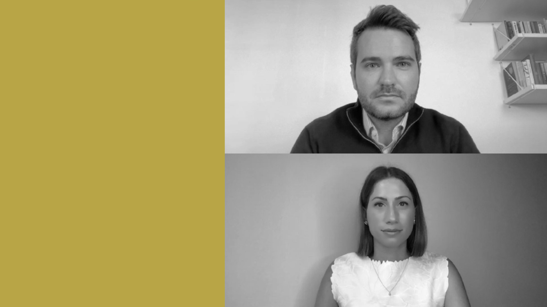 Una videochiamata a schermo diviso mostra un uomo con una camicia scura sopra una donna con una camicetta bianca. La metà sinistra dell'immagine è riempita da un colore giallo senape pieno. Entrambi hanno un'espressione neutra.