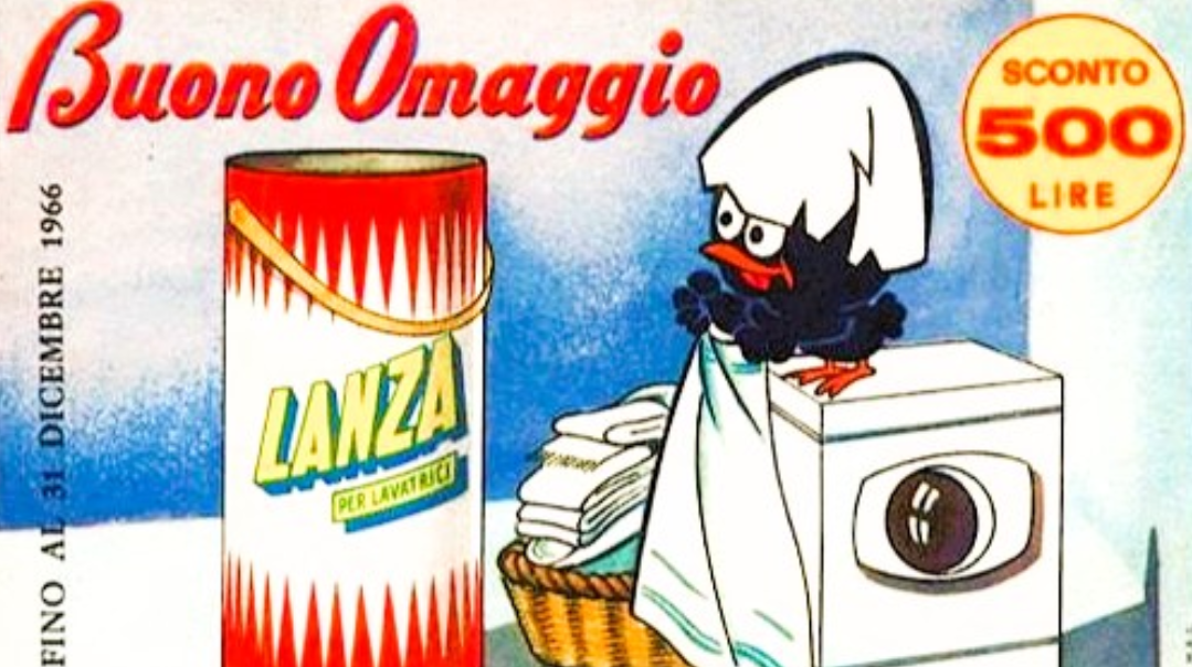 Un pulcino nero a fumetti con un cappello bianco a forma di guscio d'uovo siede su una lavatrice accanto ad asciugamani piegati, a una scatola di detersivo Lanza e a un adesivo giallo che offre 500 lire di sconto, sottolineando la fedeltà dei clienti. Il testo recita "Buono Omaggio.