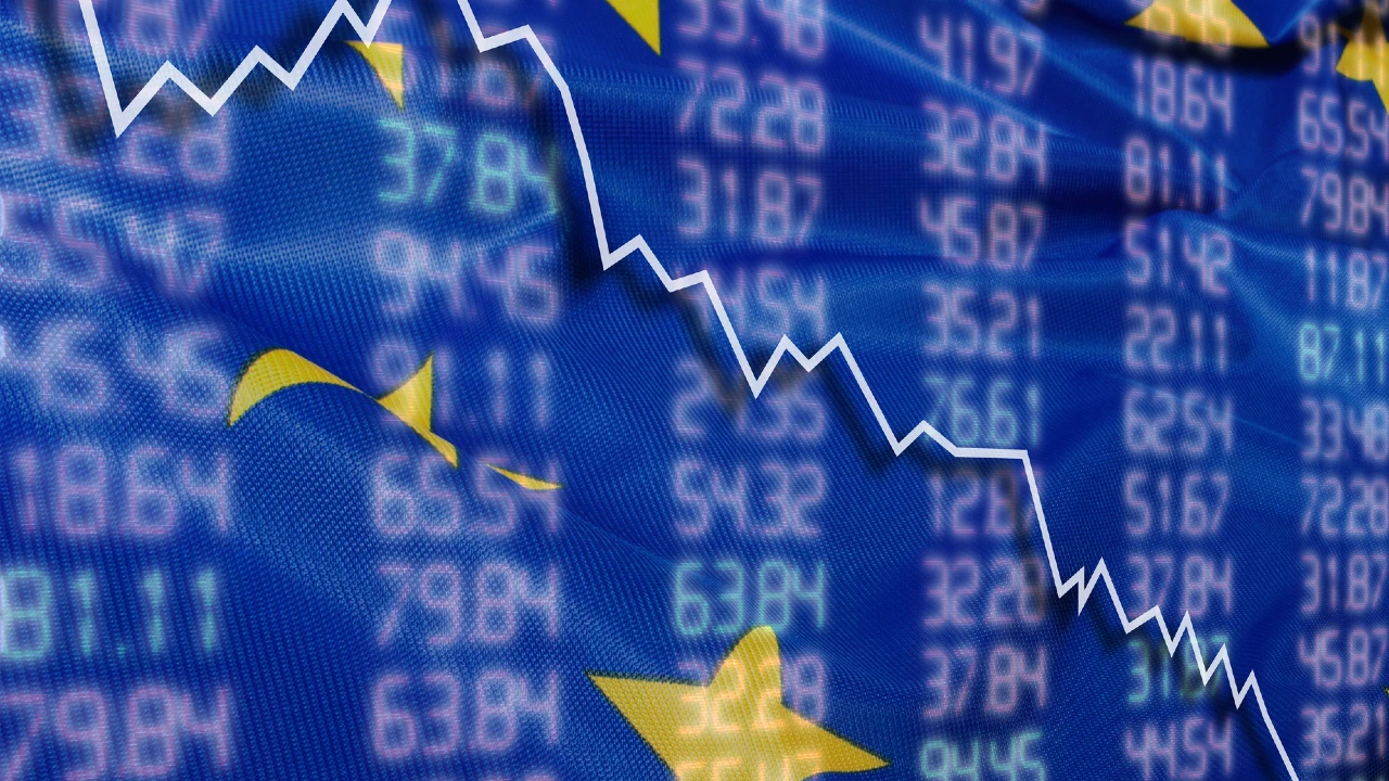 Una linea grafica bianca con tendenza al ribasso è sovrapposta a una bandiera dell'Unione Europea con numeri finanziari sullo sfondo, a simboleggiare un declino del mercato azionario o dell'economia dell'UE, che potrebbe interessare paesi come l'Italia.
