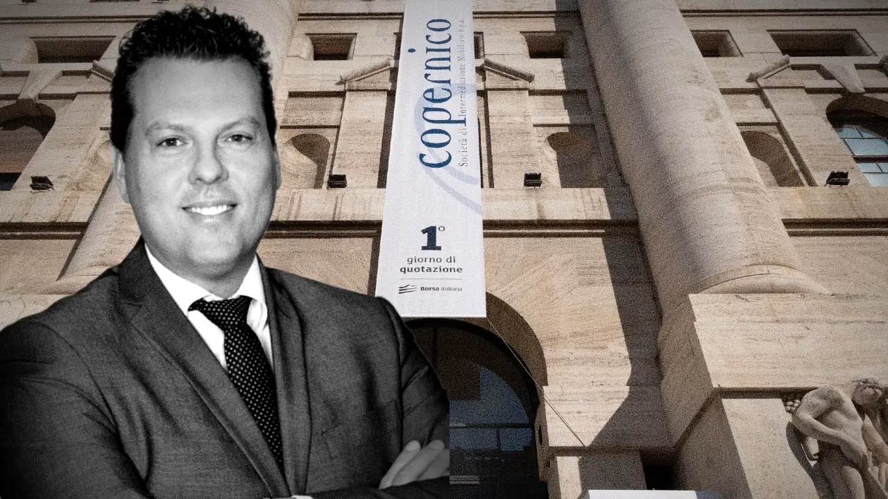 Un uomo in giacca e cravatta, raffigurato in bianco e nero, è sovrapposto a un edificio in pietra con colonne e uno striscione con scritto "Copernico" e "1° giorno di quotazione".