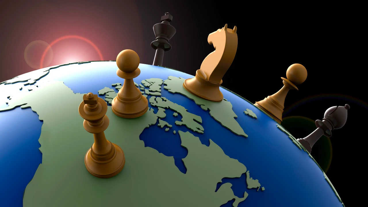 Alcuni pezzi degli scacchi sono posizionati su un globo, con un sole rosso incandescente sullo sfondo e un cielo scuro, evocando il concetto di strategia globale e geopolitica.