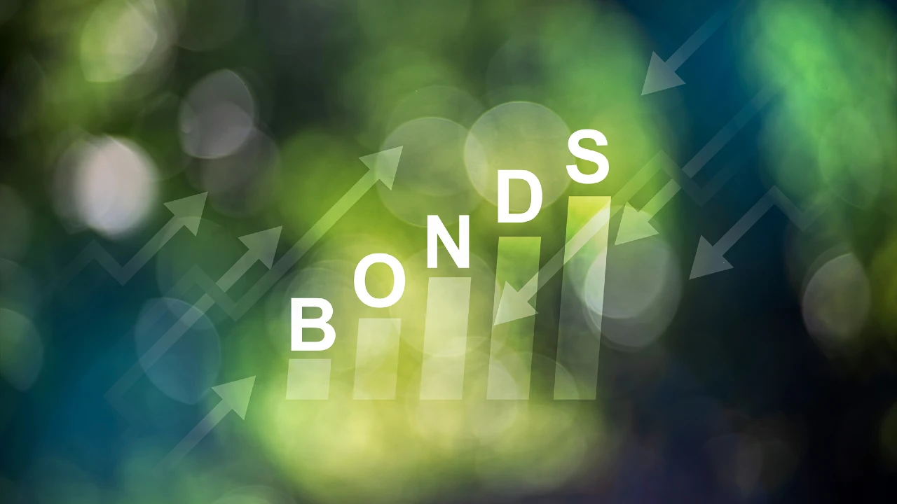 La parola "BONDS" appare con ogni lettera su un grafico a barre crescente, su uno sfondo verde sfocato con frecce verso l'alto e verso il basso sovrapposte, che alludono sottilmente alle tendenze del mercato finanziario e al crescente impatto dei green bond.