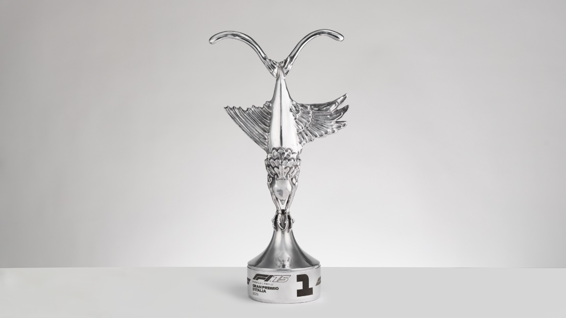 Trofeo in argento a forma di antilope stilizzata con ampie corna ricurve e ali spiegate, montato su una base rotonda con il testo "F1 TV" e il numero 1 in grassetto.