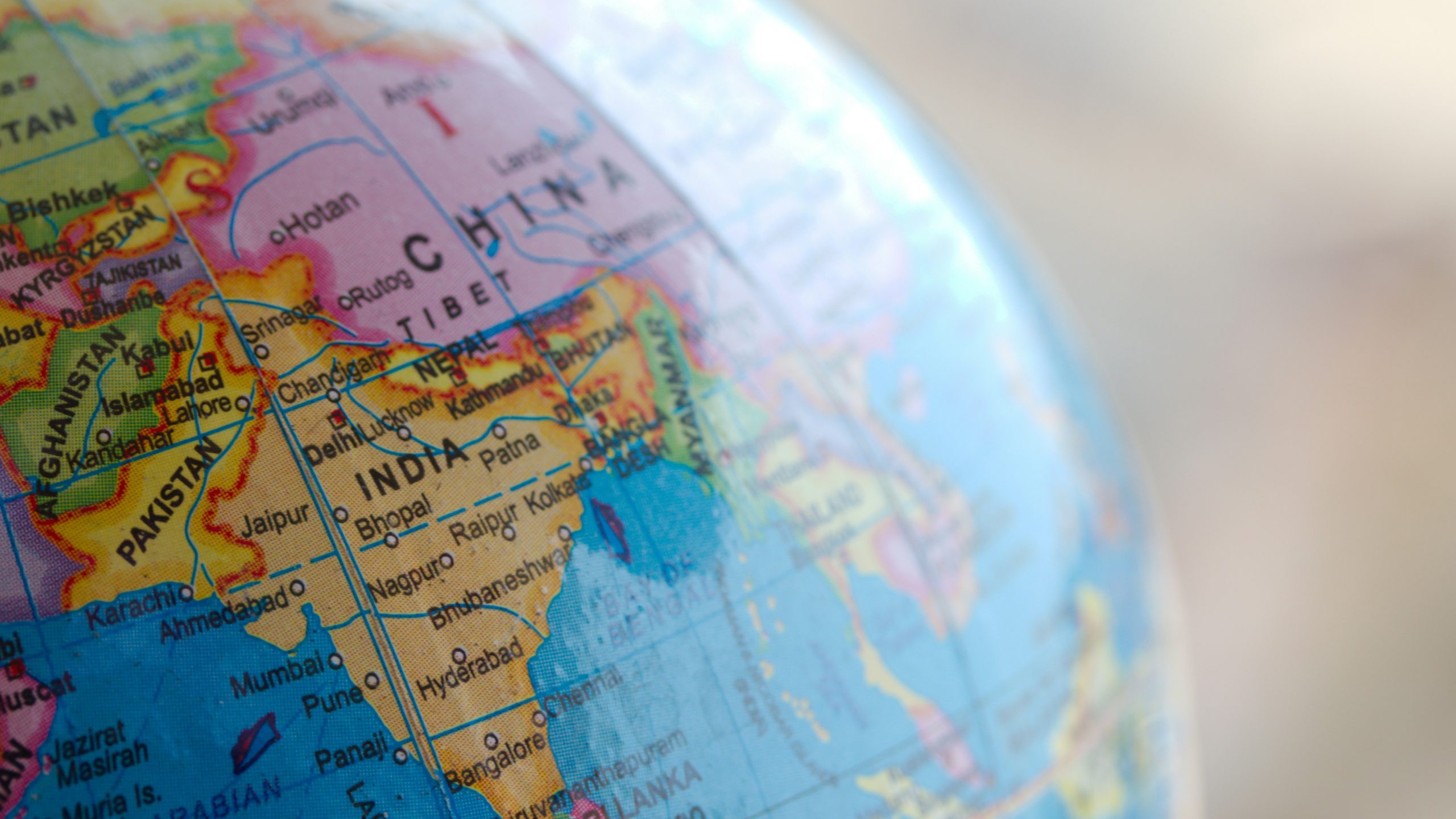 Primo piano di un mappamondo che mostra parti dell'Asia, compresi paesi come India, Pakistan e Cina - regioni spesso evidenziate nelle strategie di investimento in bond mercati emergenti come quelle di Vontobel - con i nomi dei paesi e i confini chiaramente visibili.