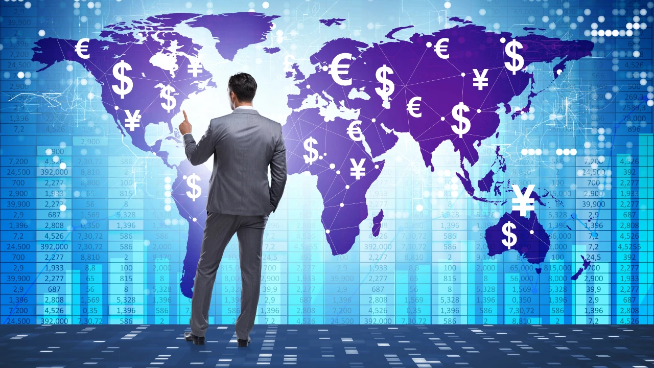 Un uomo in giacca e cravatta si trova davanti a una mappa digitale del mondo con vari simboli di valuta e deve scegliere lo stato nel quale trasferire la residenza all’estero. Sullo sfondo sono presenti grafici e dati finanziari.
