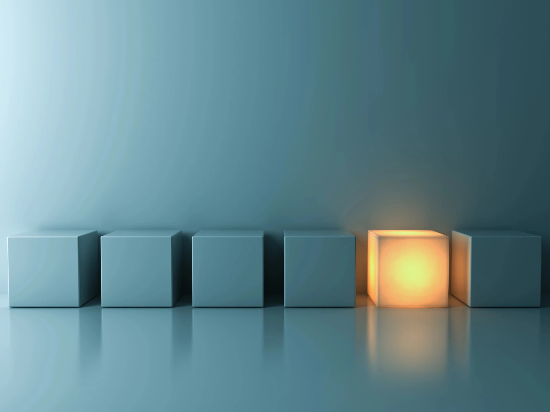 Quattro cubi sono allineati su una superficie riflettente su uno sfondo blu; i primi tre sono grigi, mentre il quarto cubo sulla destra si illumina di una calda luce gialla, accennando alle prestazioni eccezionali di Vontobel Memory Cash Collect.
