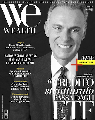 Un uomo sorridente in giacca e cravatta appare sulla copertina in bianco e nero della rivista We Wealth. Titoli e testi in italiano parlano di finanza, investimenti ed ETF. Un riquadro giallo con la scritta "Guarda Video" in rosso si trova sulla destra.
