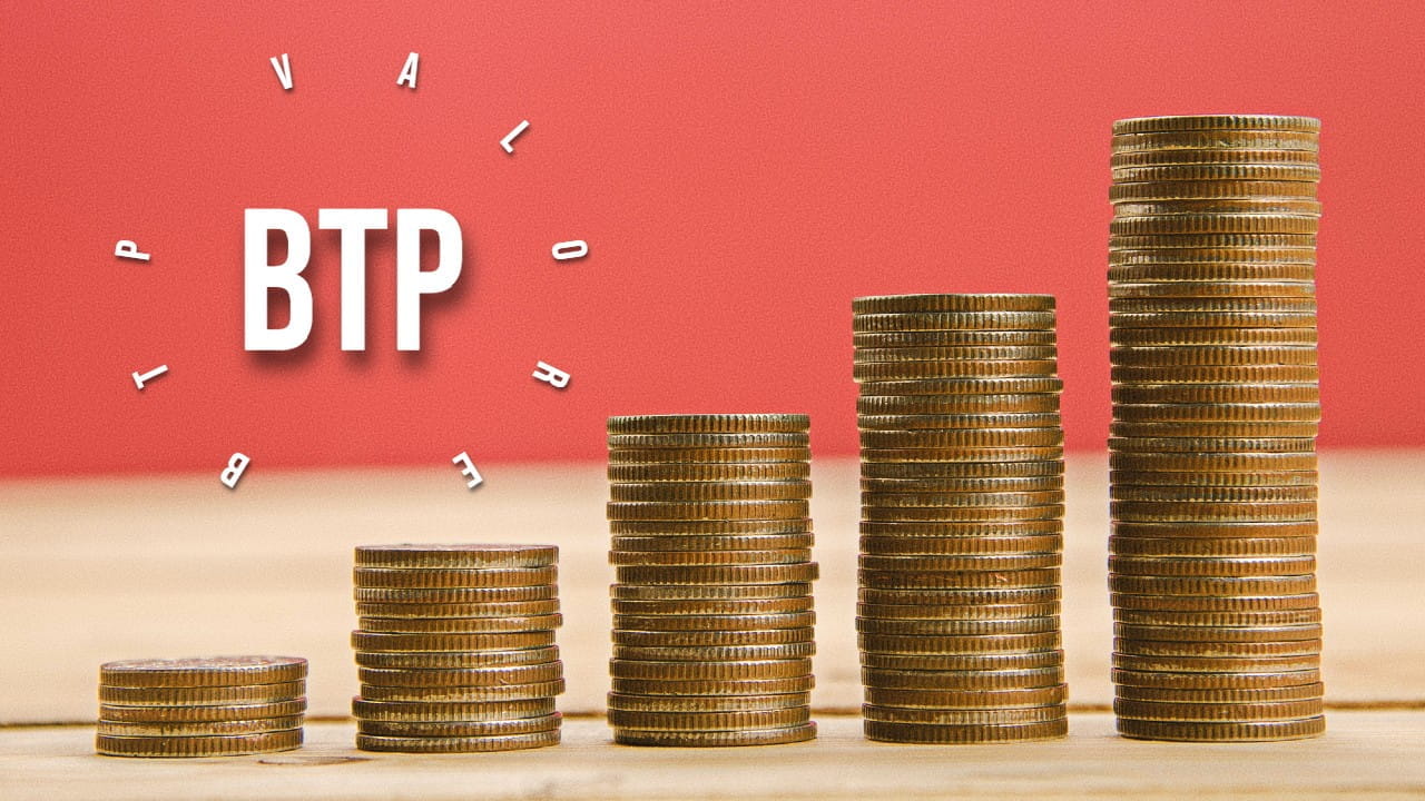 Stacks of coins gradually increasing in height are arranged in front of a red background. The bold letters "BTP" appear to the left, surrounded by the word "VALOR" in a circular arrangement.