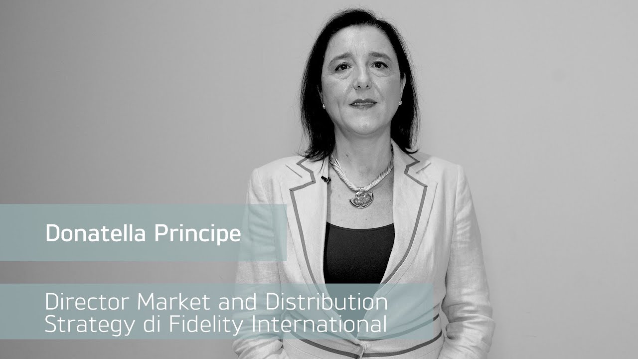 Una donna con i capelli scuri, che indossa un blazer chiaro su un top scuro, è in piedi davanti a uno sfondo semplice. Il testo sullo schermo recita: "Donatella Principe, Fidelity Director Market and Distribution Strategy di Fidelity International.