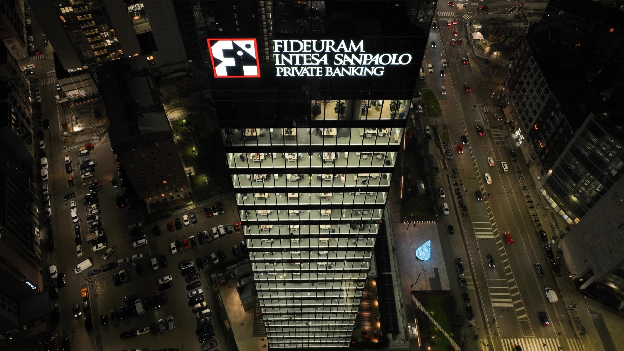 Veduta aerea notturna della sede di Fideuram-Intesa Sanpaolo Private Banking (Ispb).