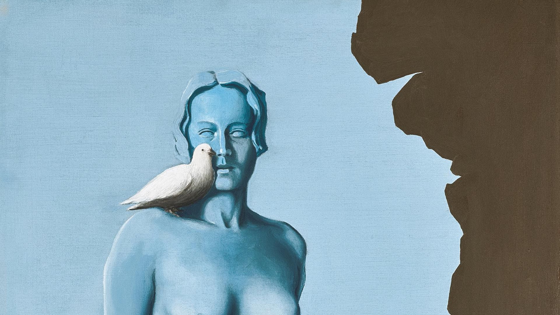 Una statua di donna dai toni blu con una colomba bianca appollaiata sulla spalla si staglia su uno sfondo azzurro, con una grande forma nera irregolare sul lato destro dell'immagine.