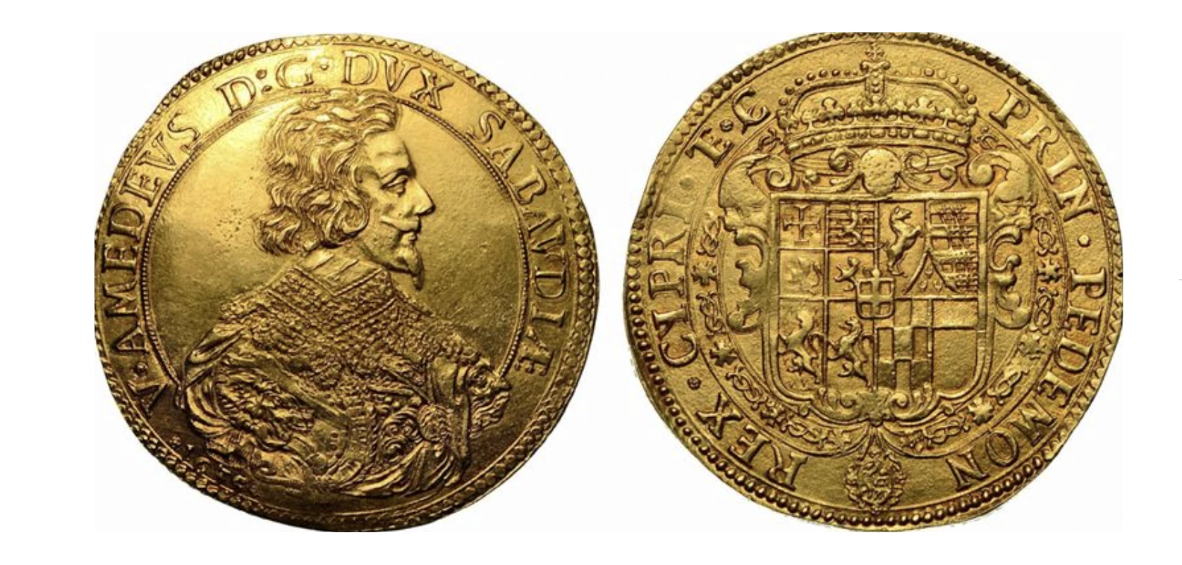 Una moneta d'oro con un uomo barbuto in abiti ornamentali su un lato e uno stemma dettagliato con vari scudi e simboli sull'altro lato, circondato da iscrizioni in latino.