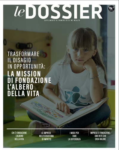 Una ragazzina con la frangetta è seduta a un tavolo, tiene un libro aperto e guarda pensierosa la telecamera. Dietro di lei ci sono scaffali colorati e giocattoli. In sovrimpressione un testo in italiano che parla di come trasformare le difficoltà in opportunità.
