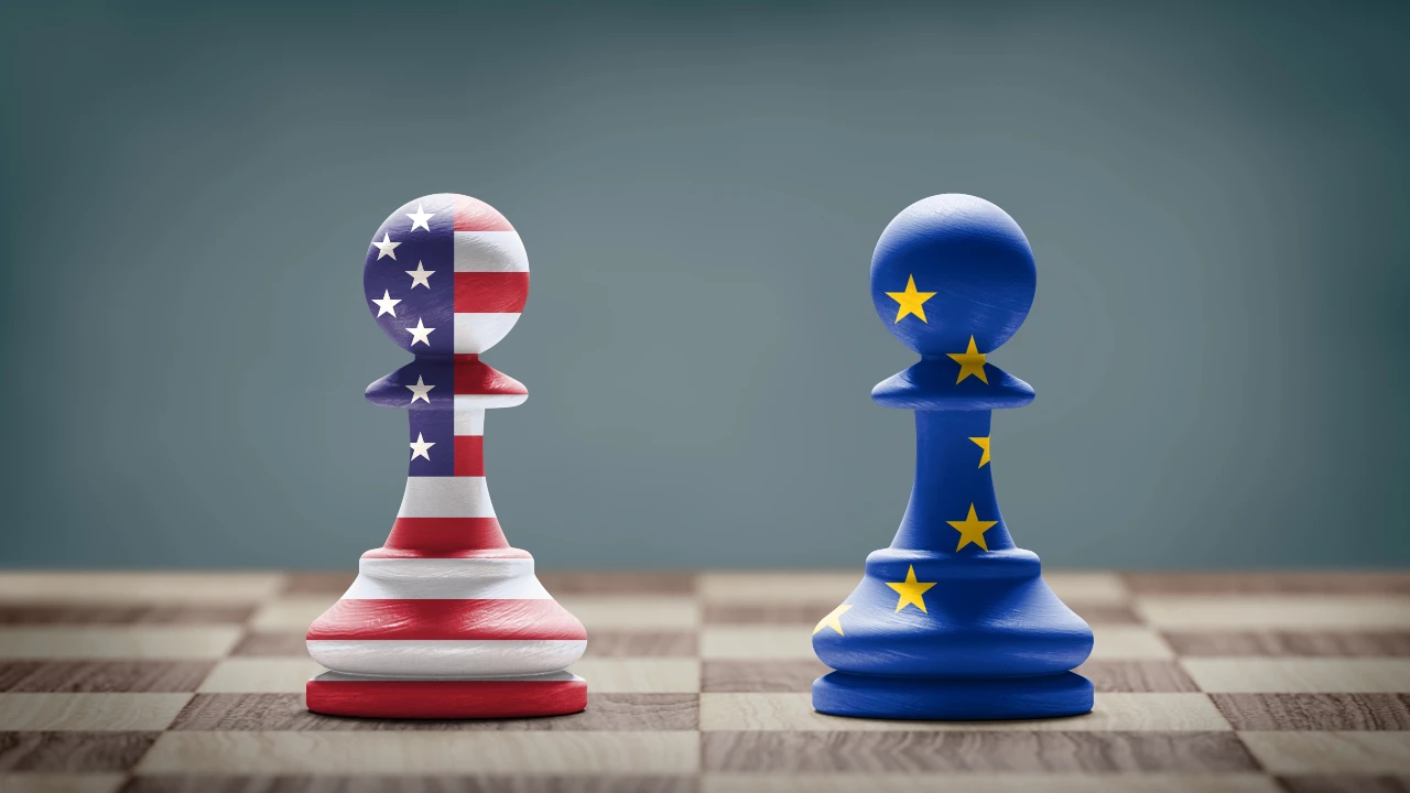 Due pedine su una scacchiera: una dipinta con la bandiera americana, l'altra con la bandiera dell'Unione Europea, a simboleggiare le relazioni strategiche tra Usa e Ue, cercando di capire se investire su azioni europee o americane.