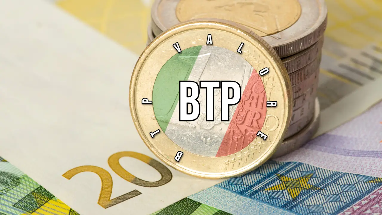 Primo piano di monete in euro e di una banconota da 20 euro. Su una moneta è sovrapposto un emblema circolare con la bandiera italiana, la parola "BTP" al centro e la parola "VALORE" intorno al bordo.