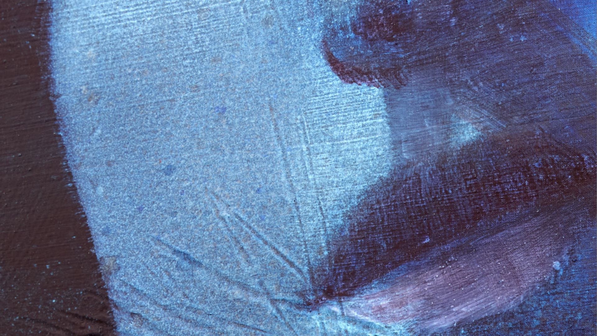 Primo piano di una superficie dipinta con tonalità blu e viola, che mostra pennellate strutturate e il contorno di labbra, suggerendo parte di un volto umano in stile astratto.