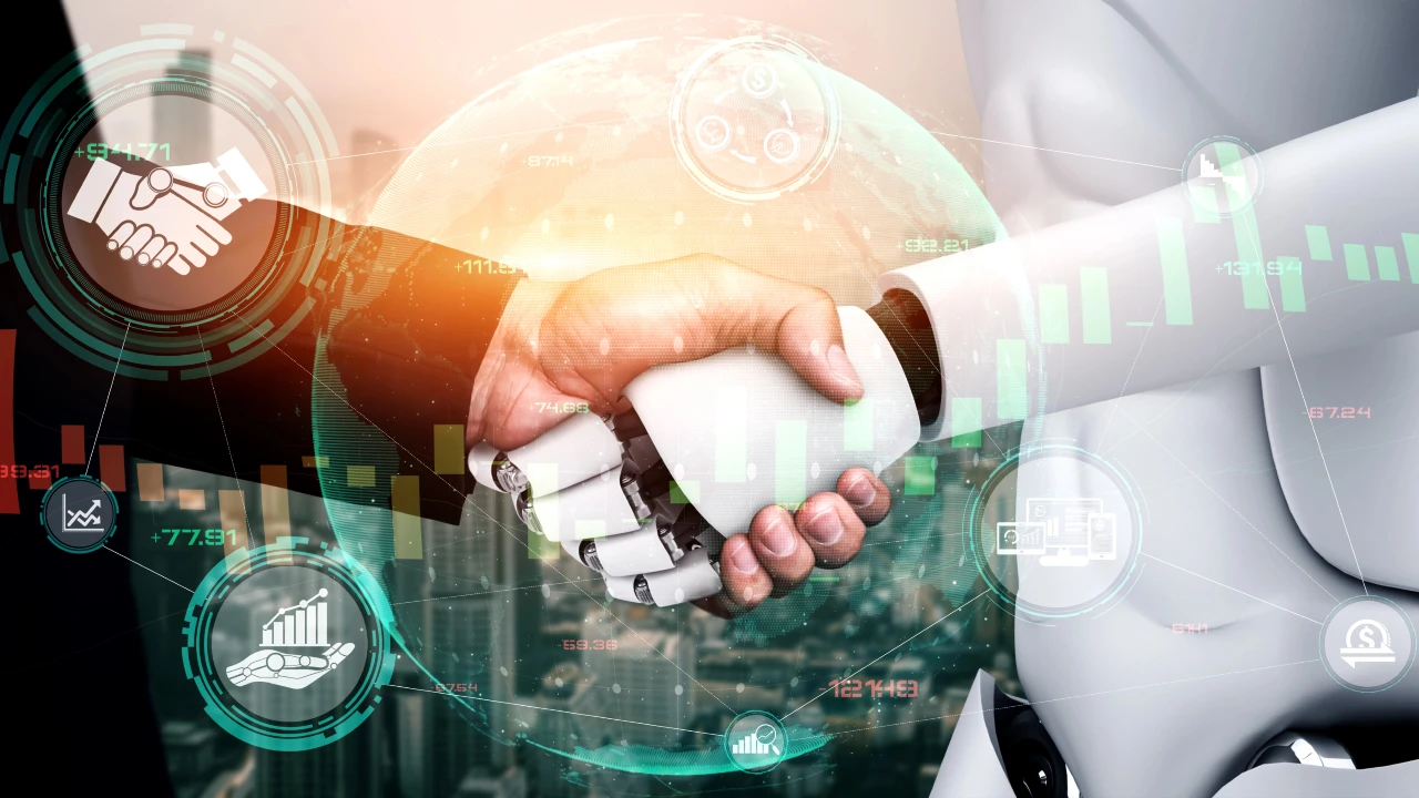 Un essere umano e un robot si stringono la mano con una grafica finanziaria digitale sovrapposta all'immagine, a simboleggiare la collaborazione in ambito commerciale, tecnologico e di consulenza finanziaria tra esseri umani e intelligenza artificiale.