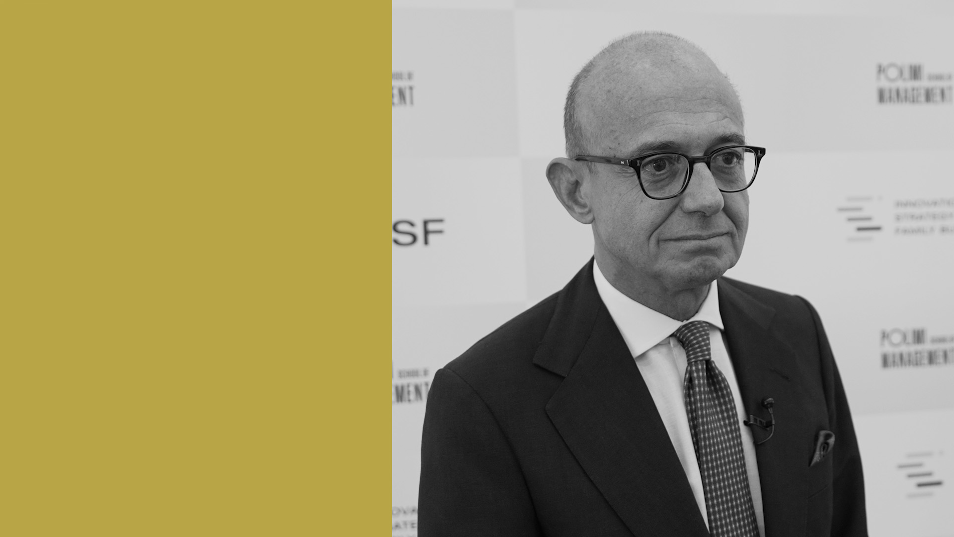 Un uomo in giacca e cravatta si trova davanti a un fondale con un testo che suggerisce un evento professionale sulla fiscalità dei family office. La foto, in bianco e nero, presenta una sezione solida di colore giallo senape che copre la metà sinistra.
