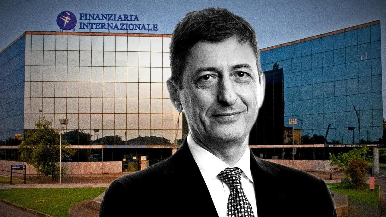 Un uomo in giacca e cravatta si trova di fronte a un moderno edificio di uffici in vetro con l'insegna "Finanziaria Internazionale" in alto a sinistra.